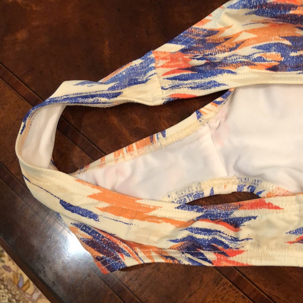 Bikini - Picture 3 of 6